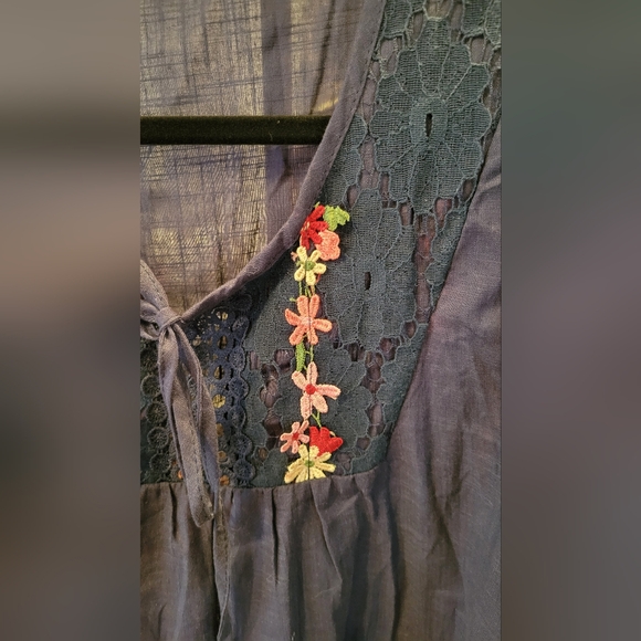 Navy Blue Embroidered Women's Top 26 Ptp - Picture 3 of 5